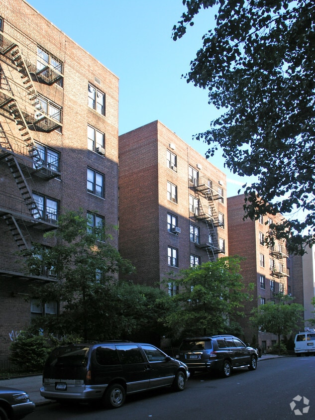 Primary Photo - 1549 Townsend Ave