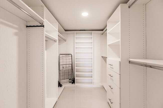 Building Photo - 112 Lake Emerald Dr