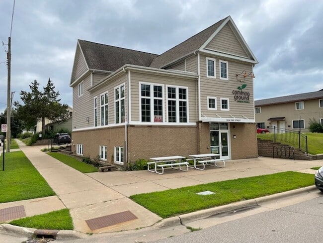 Building Photo - lcm325