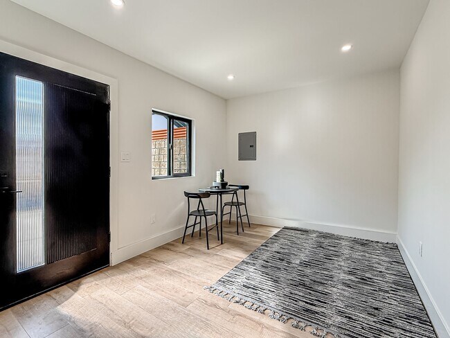 Foto del edificio - Pet friendly 1+1 w/dishwasher + in-unit laundry available!