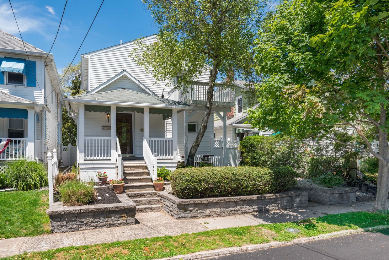 Primary Photo - 27 1/2 Atlantic Ave