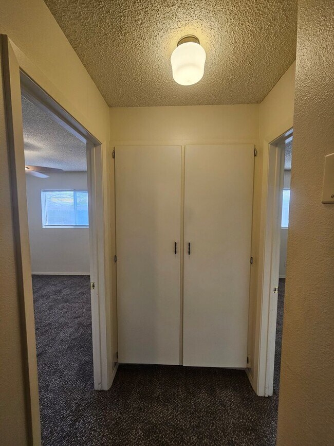 Building Photo - Updated 2 bedroom/1 bathroom apartment wit...