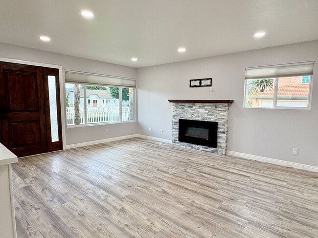 Foto del edificio - Stunning 4BR/3BA Home + Detached Studio in...