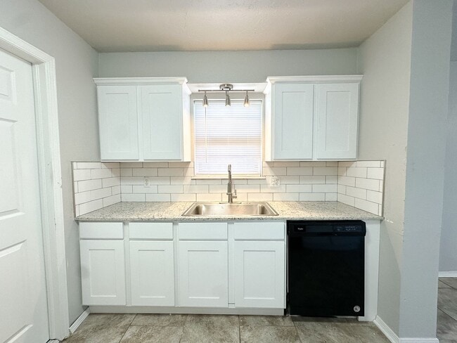 Building Photo - Updated 4 Bedroom - 2 Bathroom in Moore!