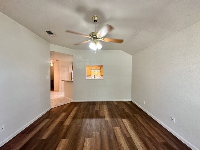 Foto del edificio - 3704 Dustin Ct