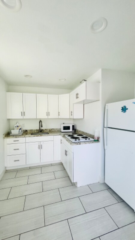 Primary Photo - 6816 N Thatcher Ave