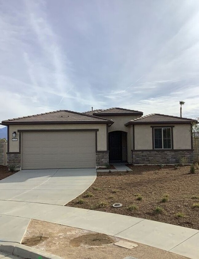 Foto principal - NEW-BUILT 4-Bed/2 Bath Home with Spacious ...