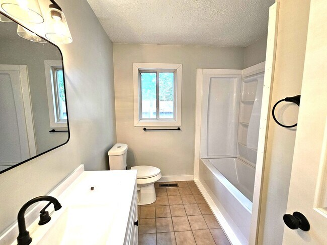 Foto del edificio - Newly Remodeled 2 Bedroom, 1 Bath — Pet Fr...
