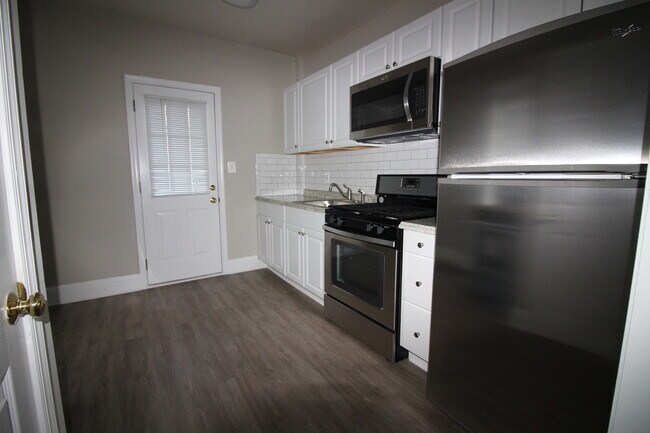 Building Photo - 144 Duke of Gloucester St