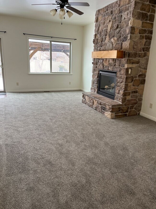 Building Photo - 1/2 Off 1st Months Rent!! 5 Bedrooms, 3 Ba...
