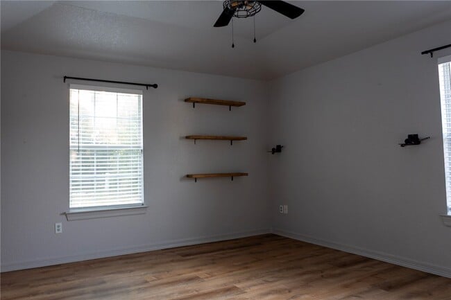 Building Photo - 833 S Eastview Dr