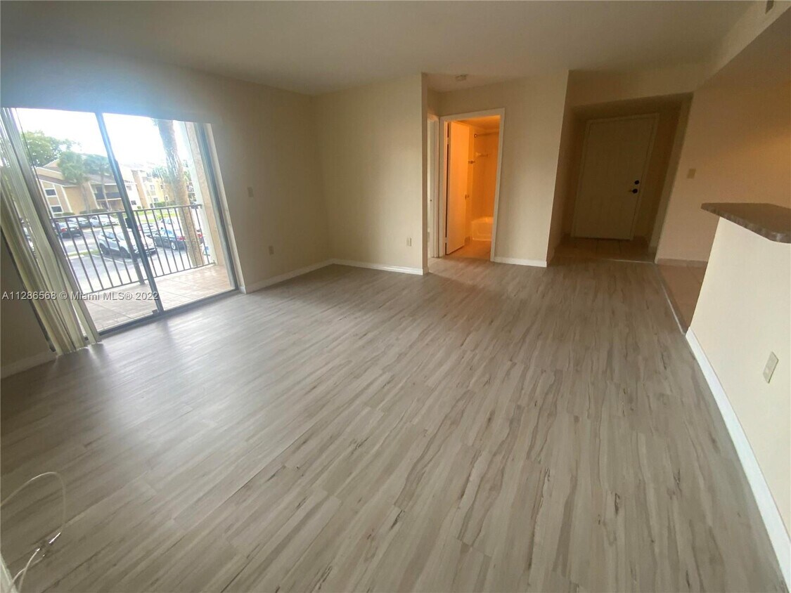 400 Palm Cir W Unit 206, Pembroke Pines, FL 33025 Condo for Rent in