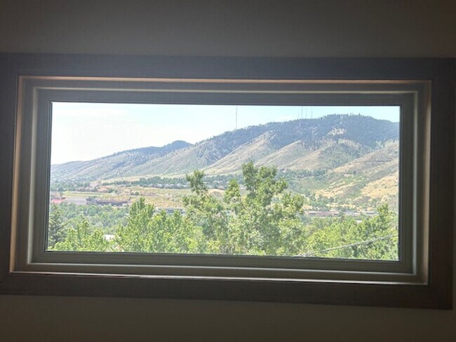 Building Photo - 2 Bed / 2 Bath Detached Townhome with view...