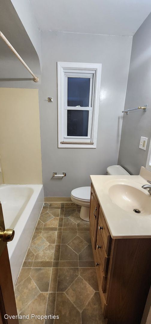 Building Photo - 3 br, 2 bath House - 335 E 232nd St