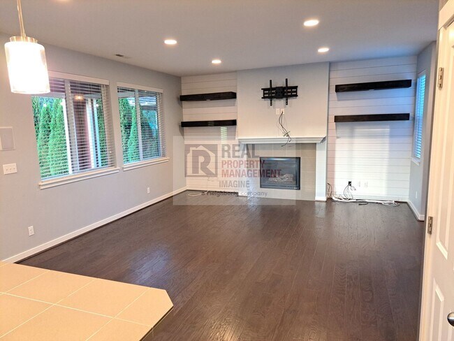 Building Photo - Check Out This Modern 4 Bedroom, 2.5 Bath ...