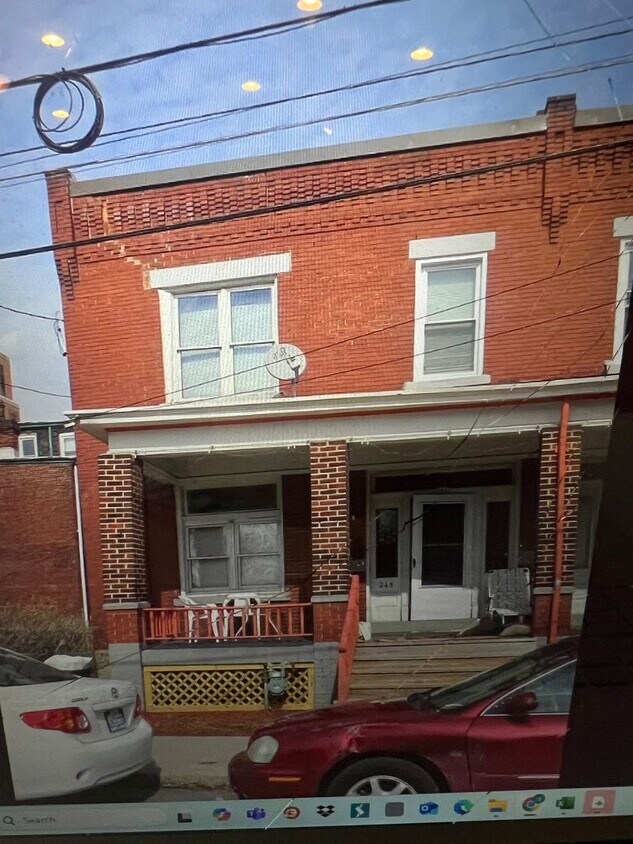 Primary Photo - 4 bedroom town house 2 bathrooms