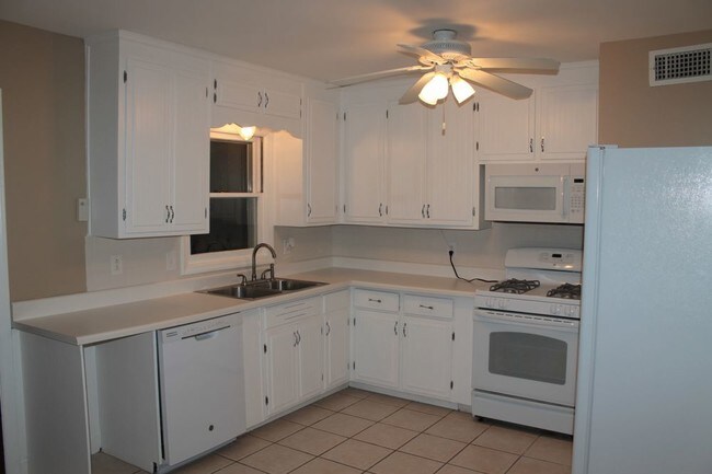 Building Photo - Great Updates and Location with a Fenced Yard