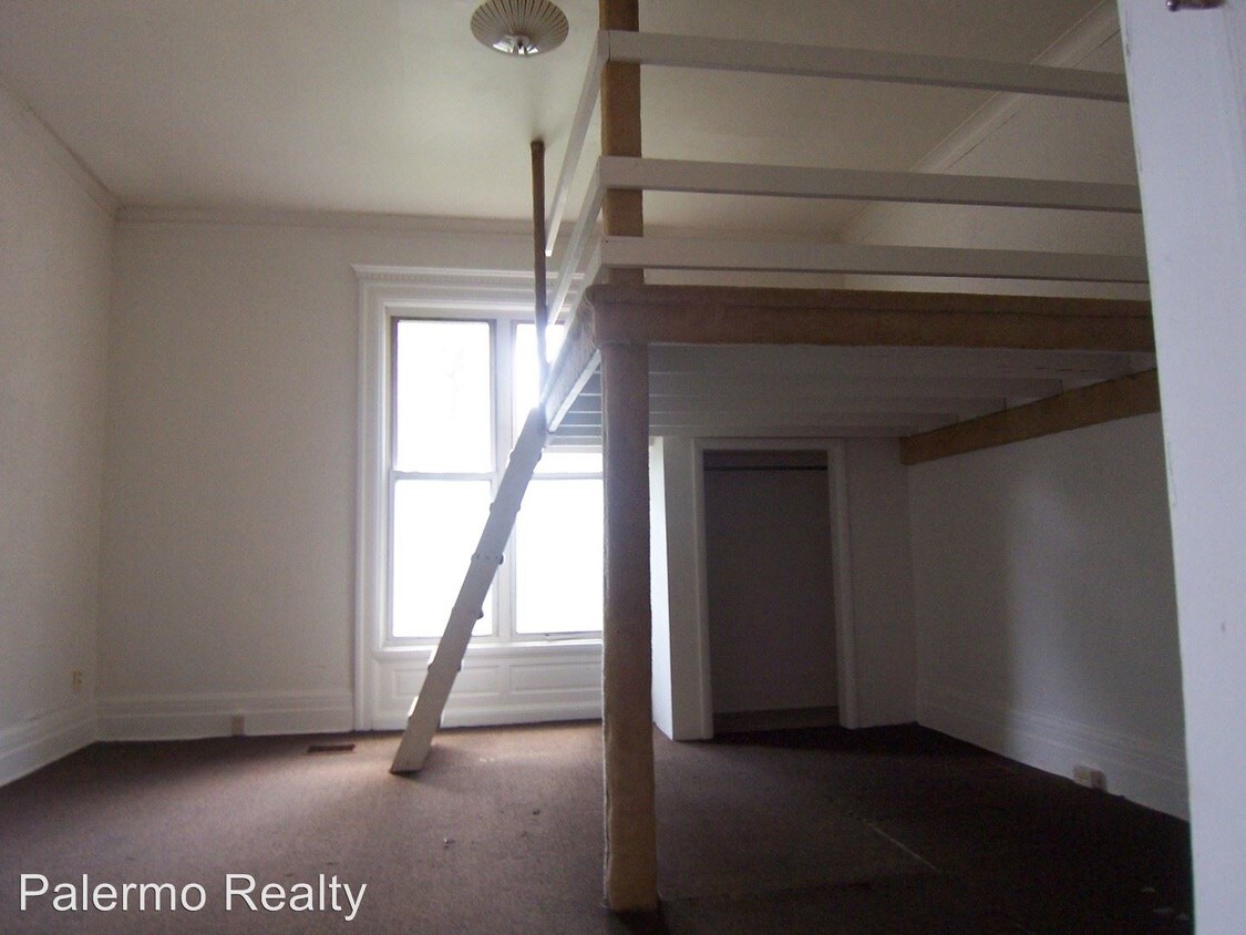 Building Photo - 324 W 9th St