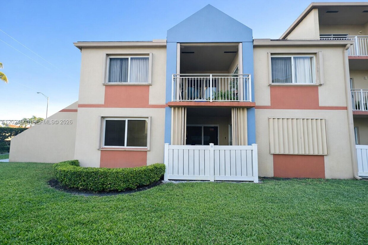 Foto del edificio - 18810 NW 57th Ave