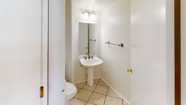Foto del edificio - Coming Soon! Two story, 3 bedroom 2.5 bath...