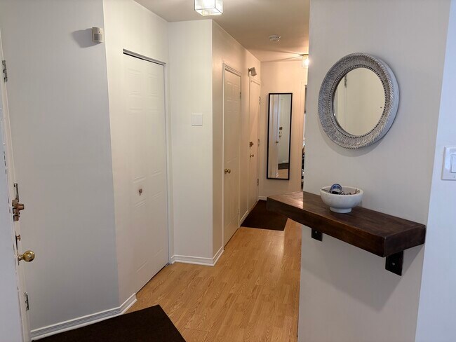 Hallway - 615 Rue Richmond
