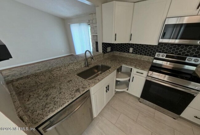 Foto del edificio - 8319 Daisy Ln S