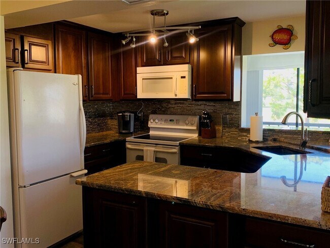 Foto del edificio - 7410 Lake Breeze Dr