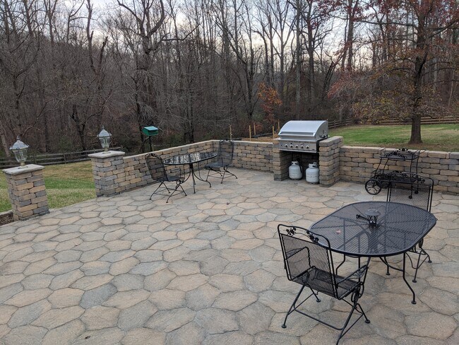 Building Photo - 5201 Brentwood Farm Dr