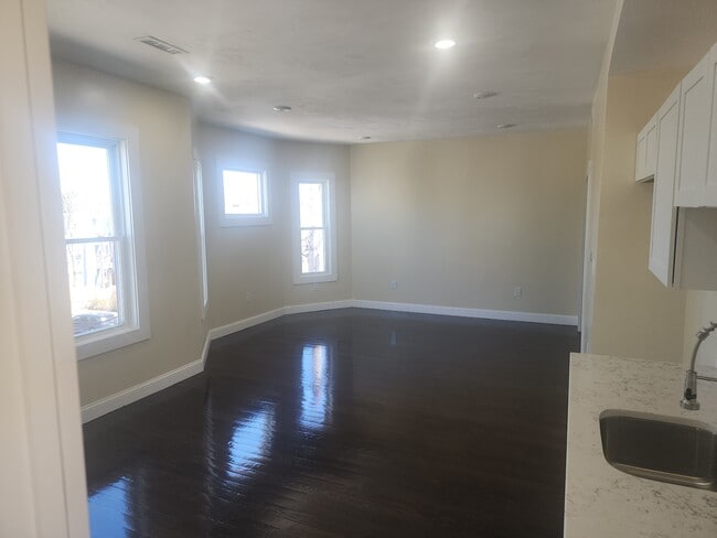 Building Photo - 609 Morton St
