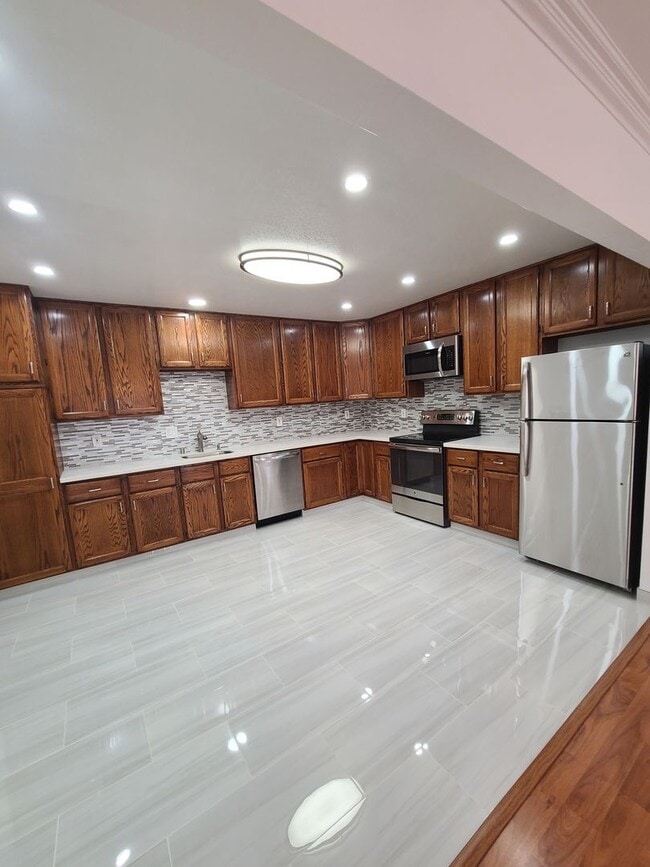 Building Photo - VIDEO Updated big apartment in the heart o...