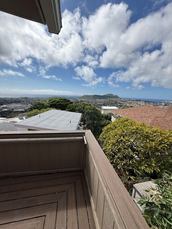 Foto del edificio - Luxury Hillside Home with Panoramic Kahala Beach Views – $8,500/month