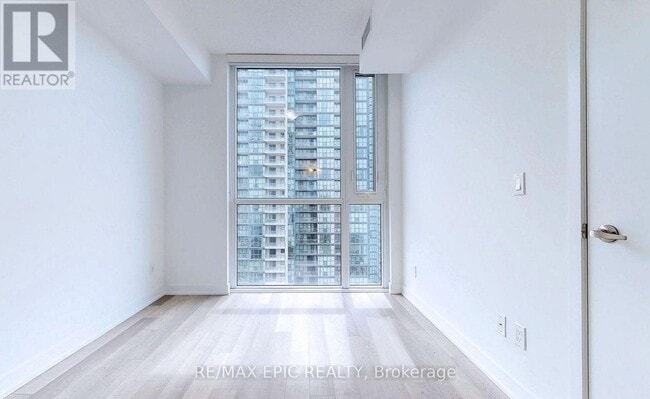 Building Photo - 5180-5180 Yonge St