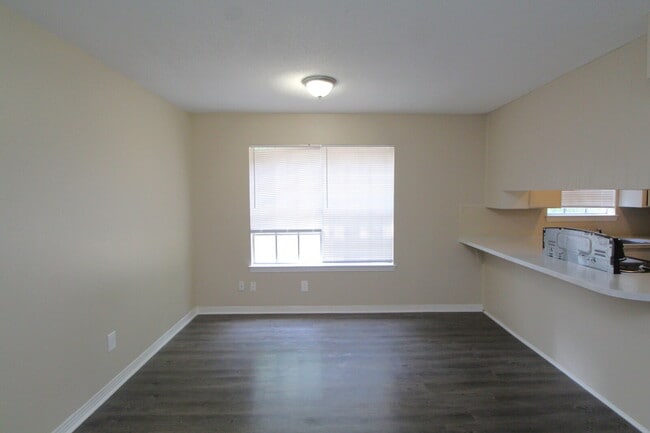 Foto del edificio - Don’t Miss This Updated First-Floor 1BR — Modern Upgrades, Easy Living & Prime Location Near 9 Mi...