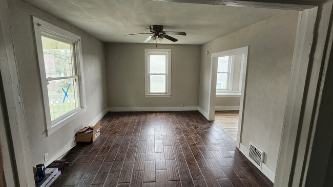 Building Photo - Home for Rent in Jeannette, PA-3 bed/1 bath