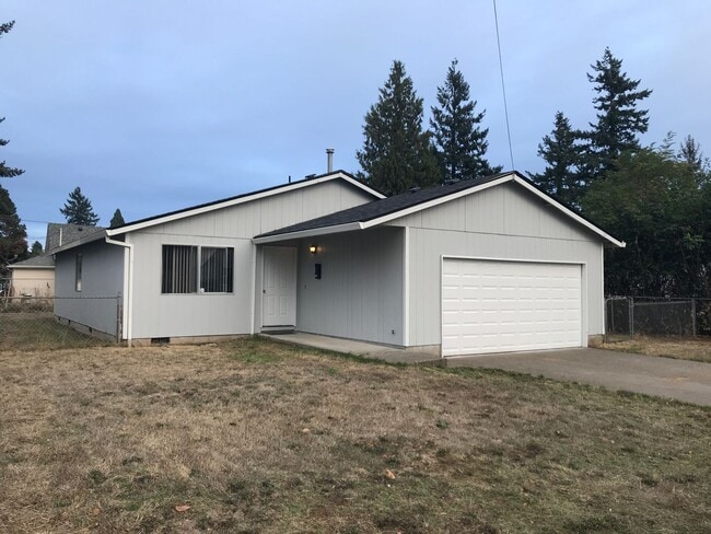 Building Photo - Spacious 3 bdrm/1.5 bath, Garage, Fenced B...