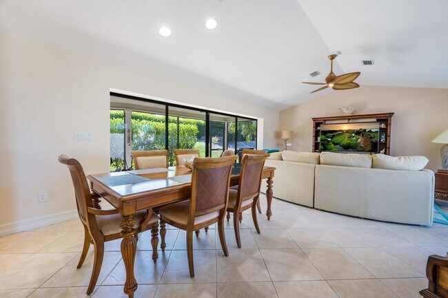 Foto del edificio - Hillside Home-3 bedrooms- 2 baths -2 car garage- Furnished-Available Now !