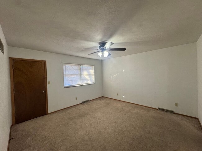 Building Photo - ***6 OR 12 MONTH  LEASE OPTIONS***4BR 2BA Home w/ Central Air • Porch • Great Location in Indepen...