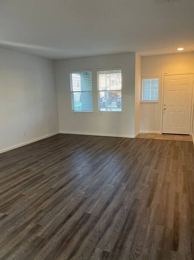 Foto del edificio - LARGE TWO STORY HOME IN ROCKLIN WITH 4 BEDROOM PLUS DEN & BONUS ROOM