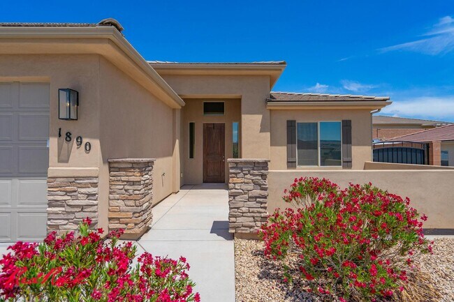 Foto del edificio - Gorgeous 4 Bedroom Home with Spacious Floo...