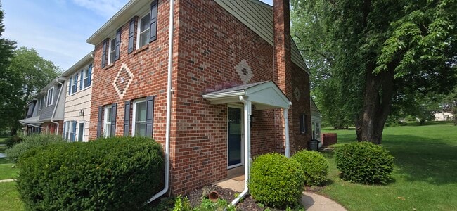 Building Photo - 70 Colonial Dr