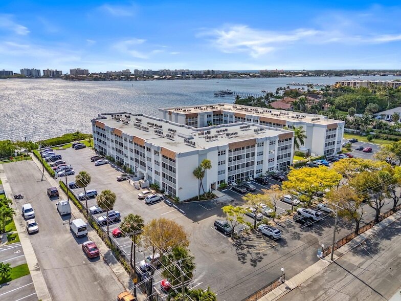 Foto principal - 1502 S Lakeside Dr