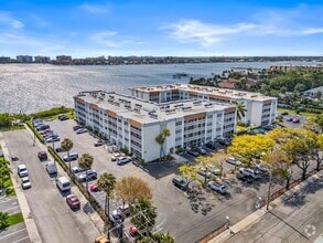 Building Photo - 1502 S Lakeside Dr