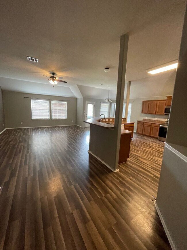 Building Photo - 621 Clearbrook St