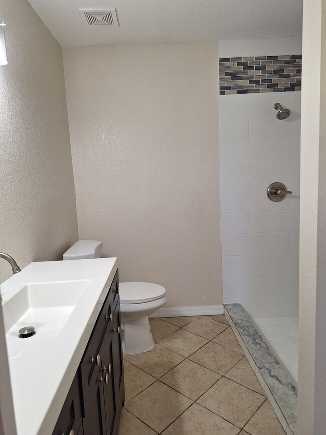 Foto del edificio - 2BR 2BA plus 1 CAR GARGE DUPLEX - EDGEWATER