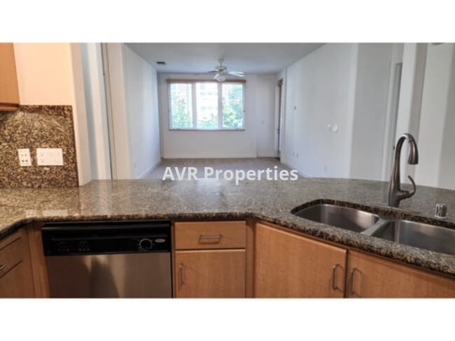 Building Photo - Fantastic fourth floor home