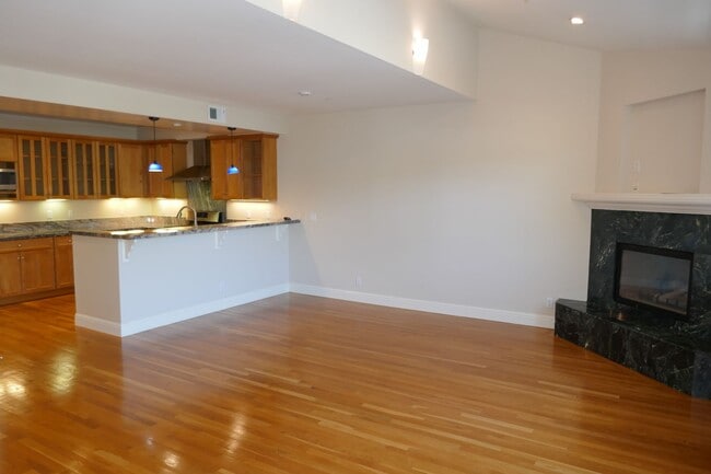Building Photo - IMMACULATE MULTI-LEVEL HOME BUILT IN 2002 ...