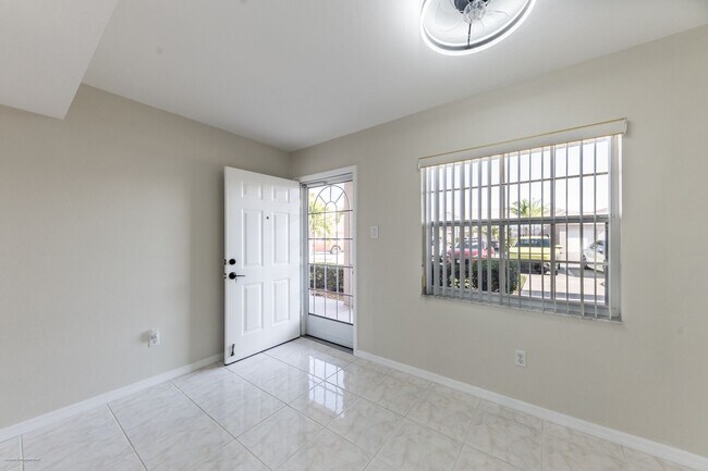 Foto del edificio - PRICE DROP!! UNFURNISHED ANNUAL RENTAL. CL...