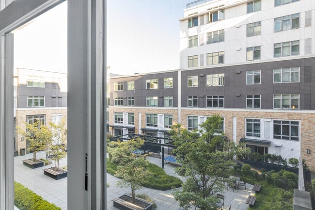 Foto del edificio - 215 10th Ave E