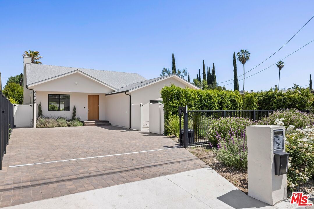 Foto principal - 23229 Friar St