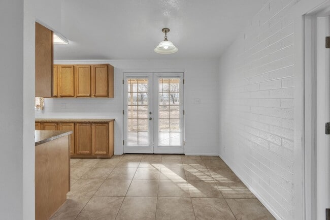 Building Photo - 216 Whitton St
